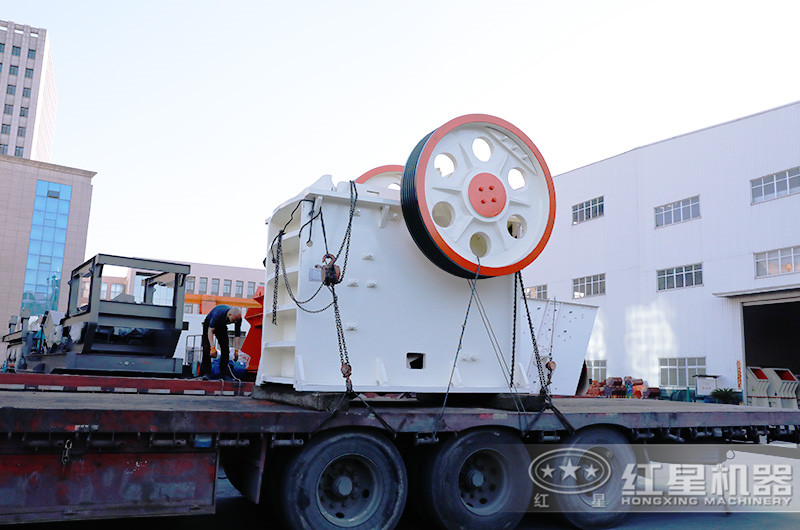 客戶(hù)的顎式破碎機(jī)裝車(chē)發(fā)貨